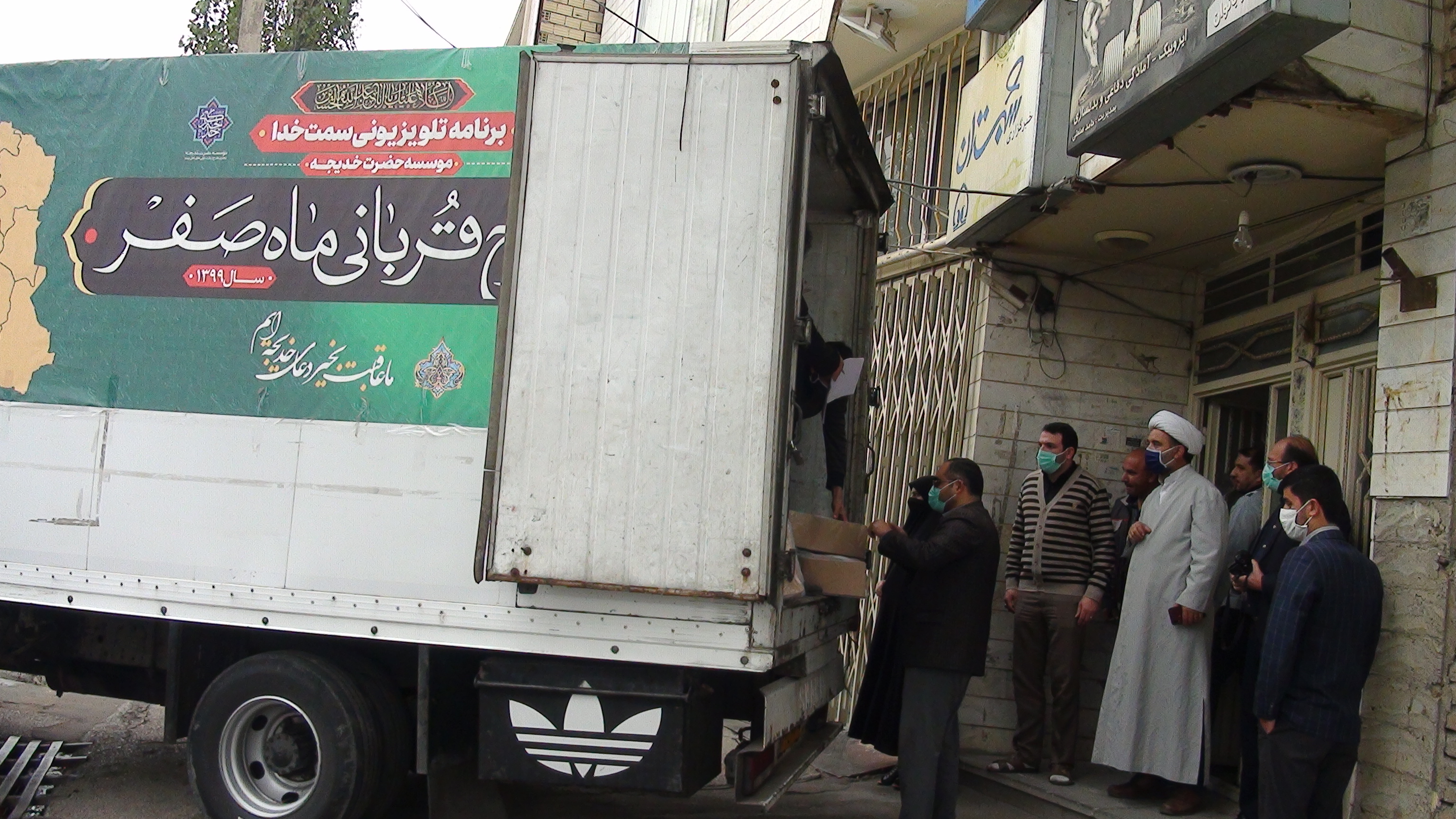 توزيع گوشت گرم ميان خانواده‌هاي آسيب‌ديده از کرونا و نيازمندان در استان اردبيل