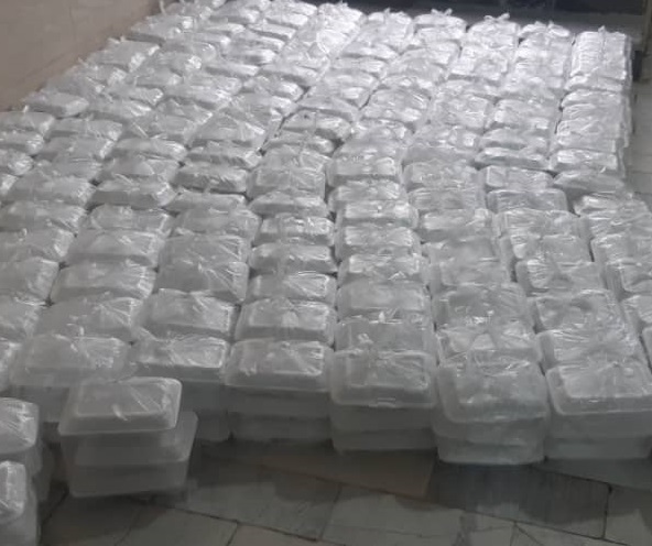 توزيع 500 پرس غذاي گرم توسط اعضاي کانون شهداي کارشناسان اردبيل