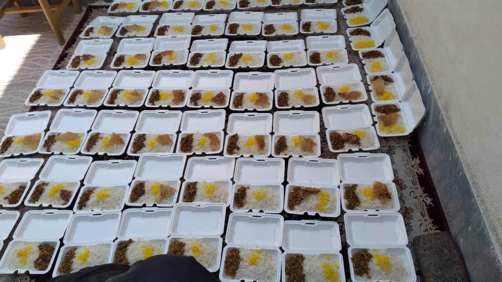 توزيع 600 بسته غذاي گرم به همت کانون الغدير براي آسيب ديدگان از بيماري کرونا