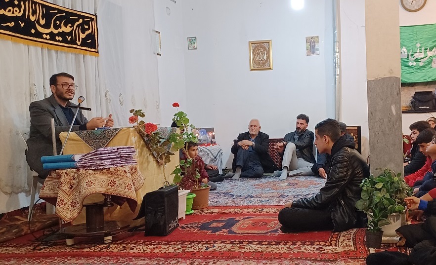 نشست روشنگري و تجليل از حافظان امنيت در مسجد جامع روستاي کرکرق برگزار شد
