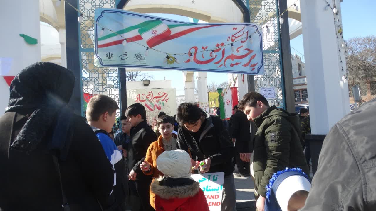 غرفه «پرچم اتحاد» کانون‌هاي مساجد در مسير راهپيمايي 22 بهمن برپا شد